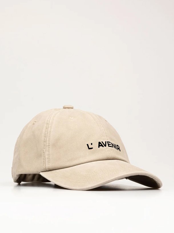 Ontdek de Amor katoenen logo pet van Club L`avenir in de kleur zand bij Orangebag. Op werkdagen voor 21:45 besteld, morgen in huis.