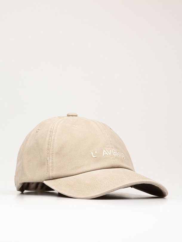 Ontdek de Amor katoenen logo pet van Club L`avenir in de kleur zand bij Orangebag. Op werkdagen voor 21:45 besteld, morgen in huis.