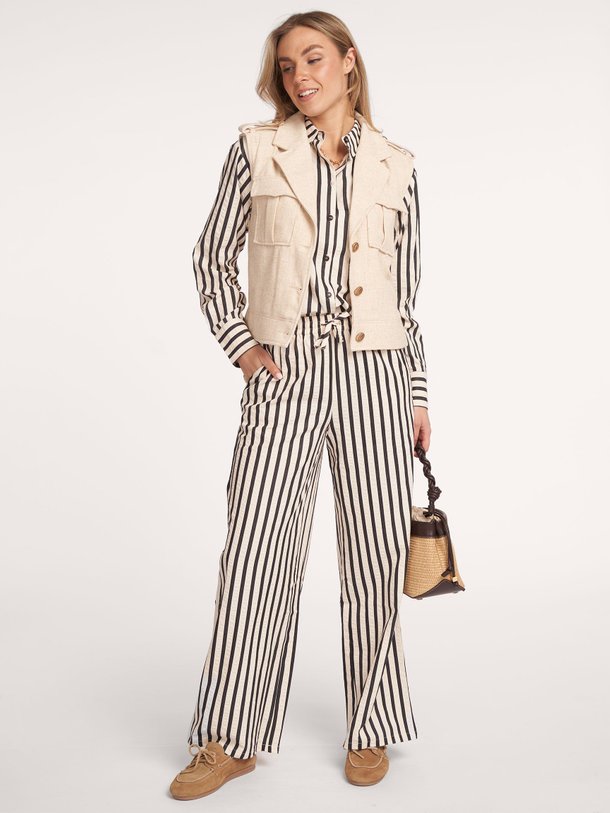 Ontdek de Rita katoenmix gestreepte broek van Lollys Laundry in de kleur ecru bij Orangebag. Op werkdagen voor 21:45 besteld, morgen in huis.