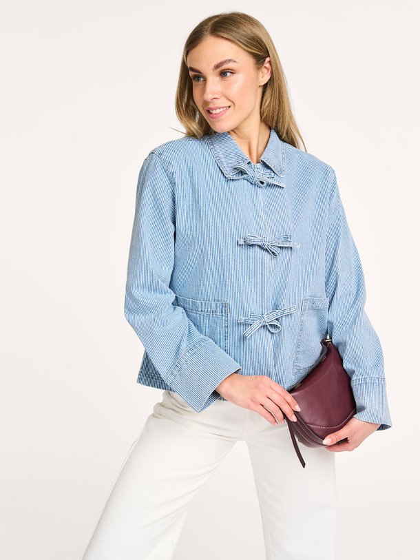 Ontdek de Marlo katoenmix jasje met gestreept dessin van Sofie Schnoor in de kleur blauw bij Orangebag. Op werkdagen voor 21:45 besteld, morgen in huis.