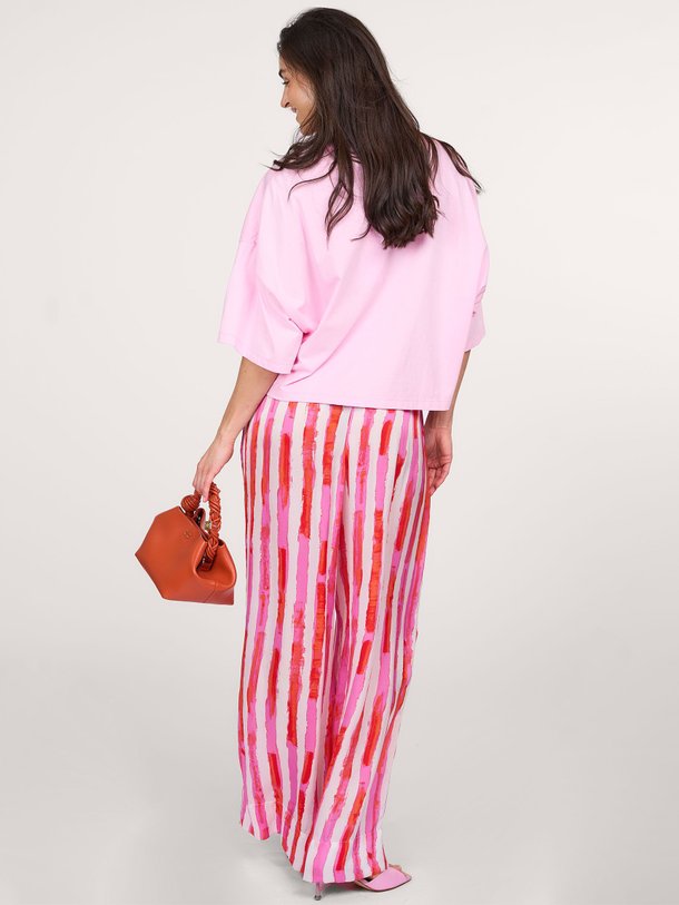 Ontdek de Hindiana cupro gestreepte broek van Essentiel Antwerp in de kleur roze bij Orangebag. Op werkdagen voor 21:45 besteld, morgen in huis.