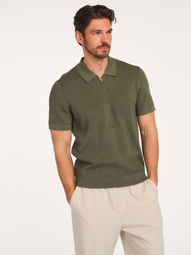 Ontdek de Hansie organic cotton rib polo van NN.07 in de kleur Donkergroen bij Orangebag. Op werkdagen voor 21:45 besteld, morgen in huis.