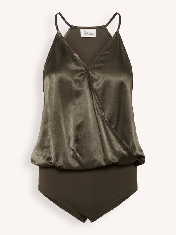 Ontdek de Estelle viscosemix body van My Essential Wardrobe in de kleur Bruin bij Orangebag. Op werkdagen voor 21:45 besteld, morgen in huis.