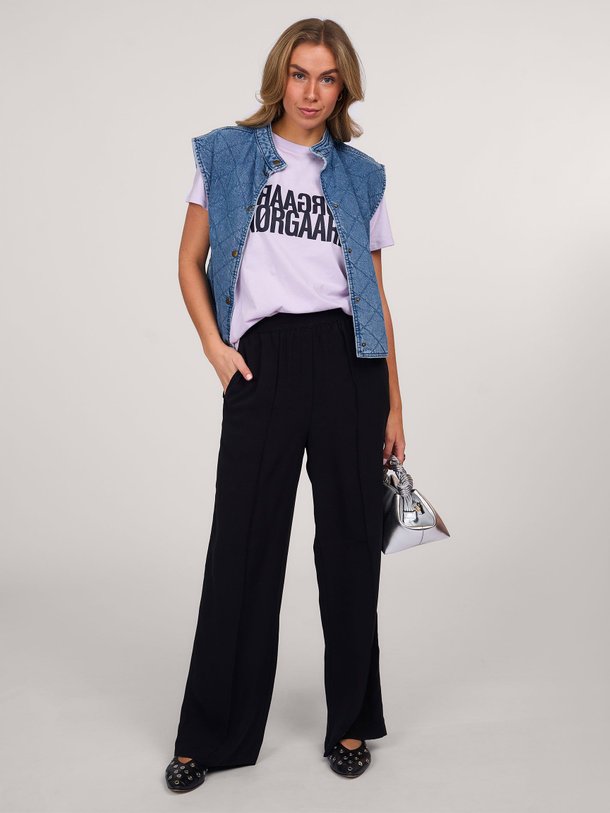 Ontdek de Harper geweven palazzo van Mads Norgaard in de kleur zwart bij Orangebag. Op werkdagen voor 21:45 besteld, morgen in huis.