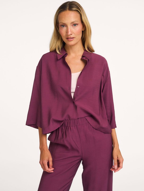 Ontdek de Nicki viscosemix blouse van Modstrom in de kleur Paars bij Orangebag. Op werkdagen voor 21:45 besteld, morgen in huis.