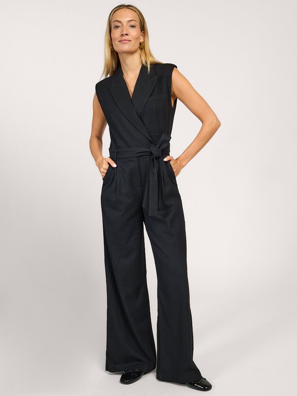 Ontdek de Twist viscosemix jumpsuit met krijtstreep van Suncoo in de kleur zwart bij Orangebag. Op werkdagen voor 21:45 besteld, morgen in huis.
