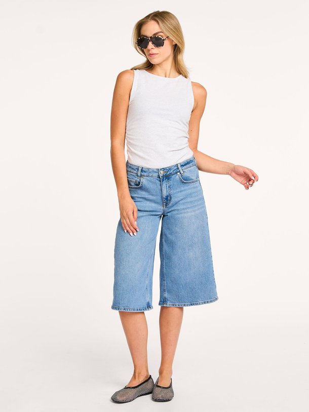 Ontdek de Dango high waist short van My Essential Wardrobe in de kleur blauw bij Orangebag. Op werkdagen voor 21:45 besteld, morgen in huis.