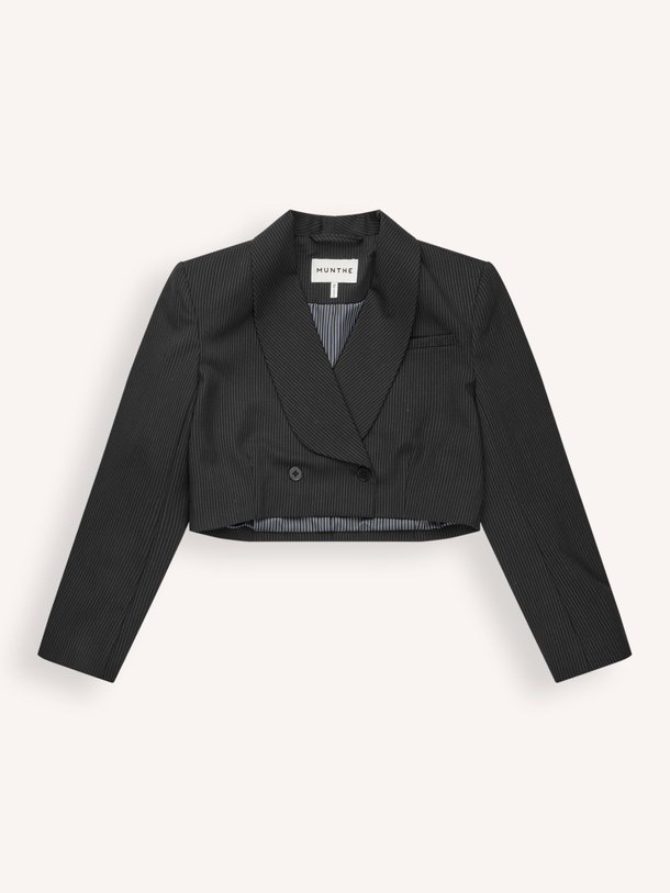 Ontdek de Silvie viscosemix cropped blazer van Munthe in de kleur zwart bij Orangebag. Op werkdagen voor 21:45 besteld, morgen in huis.
