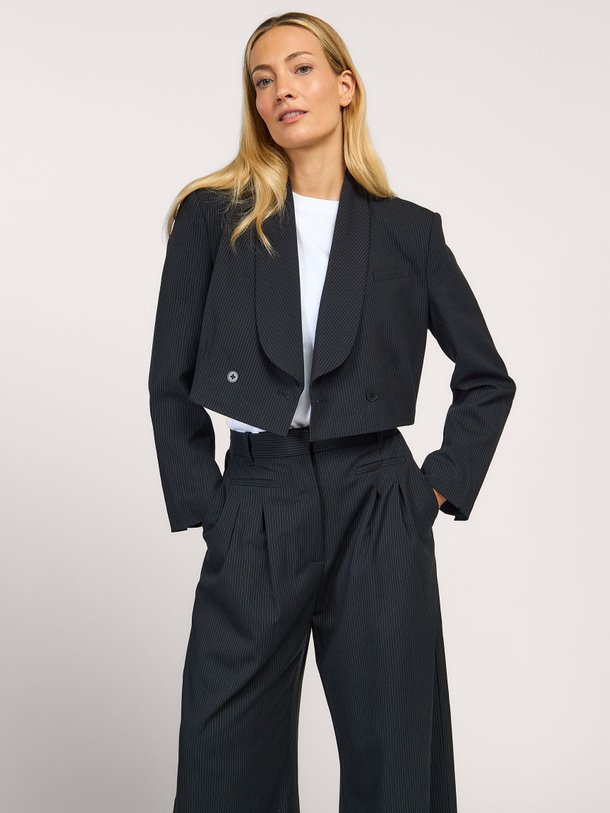 Ontdek de Silvie viscosemix cropped blazer van Munthe in de kleur zwart bij Orangebag. Op werkdagen voor 21:45 besteld, morgen in huis.