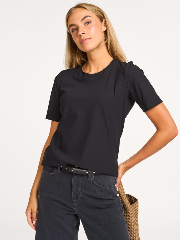 Ontdek de Heavy travel jersey T-shirt van Studio Anneloes in de kleur zwart bij Orangebag. Op werkdagen voor 21:45 besteld, morgen in huis.