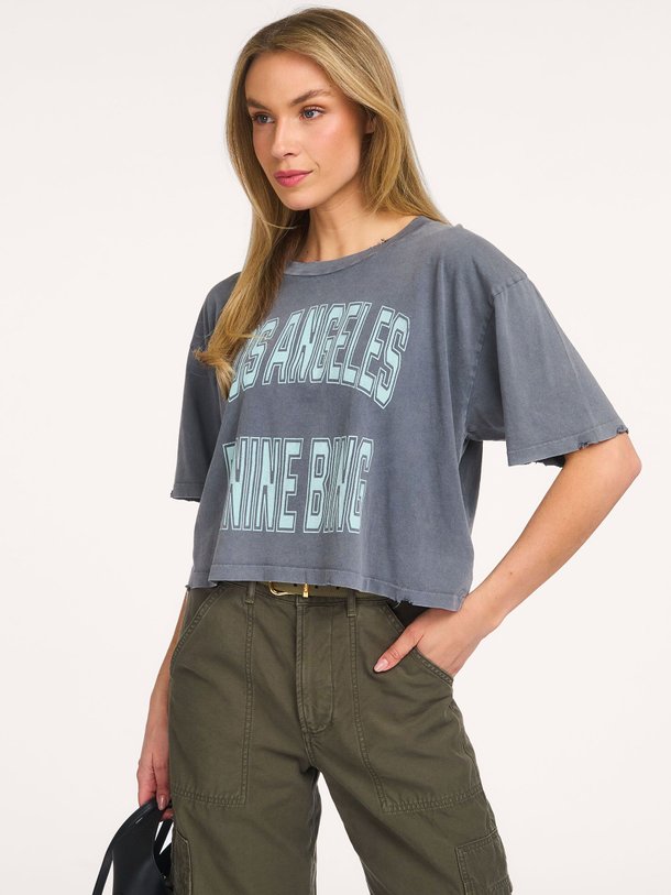 Ontdek de Johnny, katoenen cropped T-shirt met print van Anine Bing bij Orangebag. Op werkdagen voor 21:45 besteld, morgen in huis.