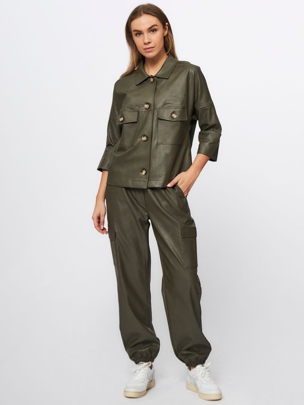 Ontdek de Evi viscosemix leatherlook cargo broek van Studio Anneloes in de kleur donkergroen bij Orangebag. Op werkdagen voor 21:45 besteld, morgen in huis.