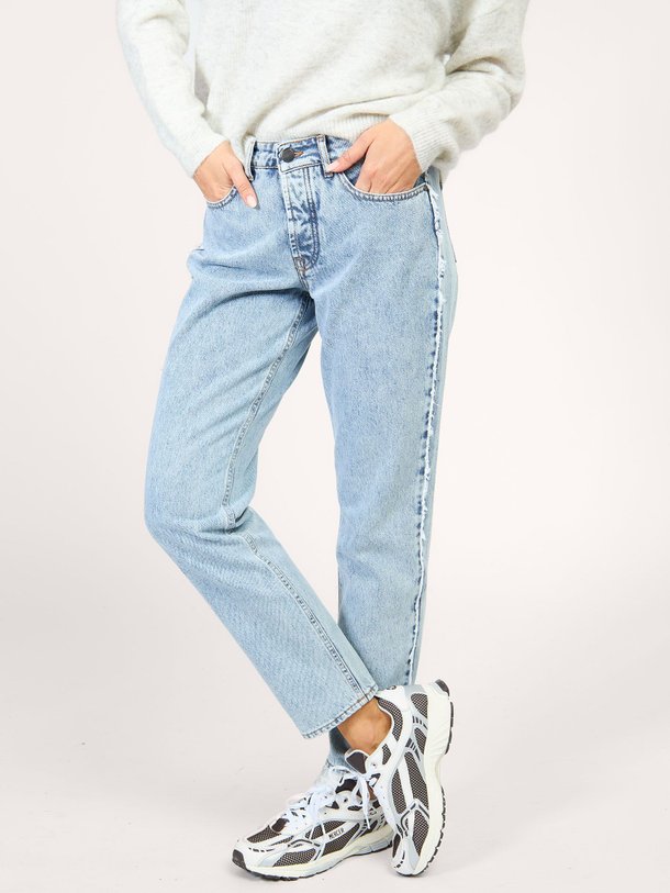 Ontdek de Terrence mid waist straight fit cropped jeans van Iben in de kleur lichtblauw bij Orangebag. Op werkdagen voor 21:45 besteld, morgen in huis.