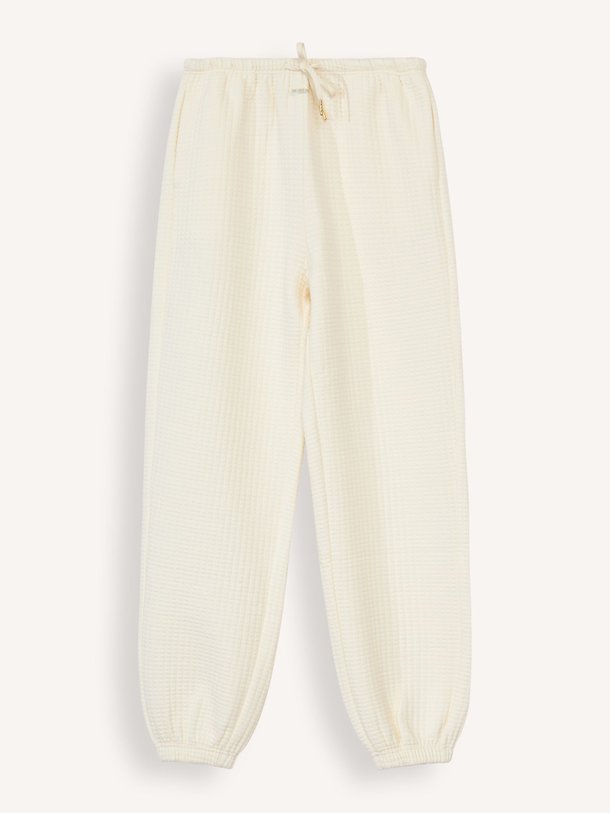 Ontdek de Lena katoenmix joggingbroek met structuur van The Lola Club in de kleur crème bij Orangebag. Op werkdagen voor 21:45 besteld, morgen in huis.