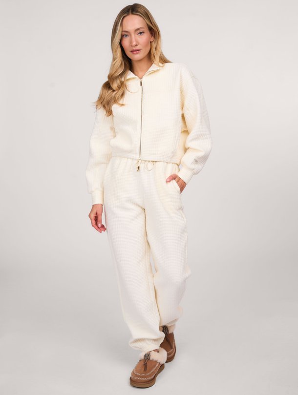 Ontdek de Lena katoenmix joggingbroek met structuur van The Lola Club in de kleur crème bij Orangebag. Op werkdagen voor 21:45 besteld, morgen in huis.