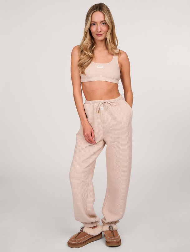 Ontdek de Lena katoenmix joggingbroek met structuur van The Lola Club in de kleur taupe bij Orangebag. Op werkdagen voor 21:45 besteld, morgen in huis.