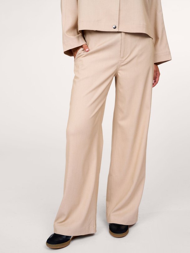 Ontdek de Sneaks viscosemix broek van Co'Couture in de kleur zand bij Orangebag. Op werkdagen voor 21:45 besteld, morgen in huis.