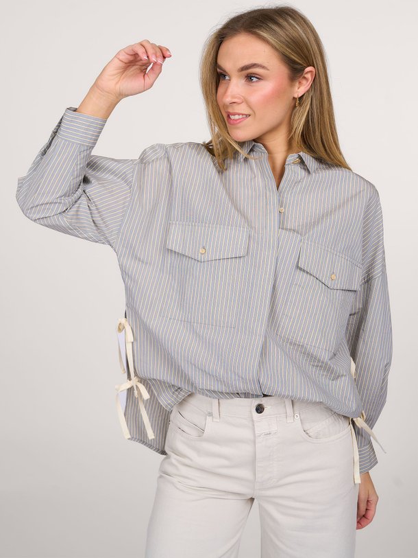 Ontdek de Koyaco katoenmix gestreepte blouse van Sessun in de kleur blauwgrijs bij Orangebag. Op werkdagen voor 21:45 besteld, morgen in huis.