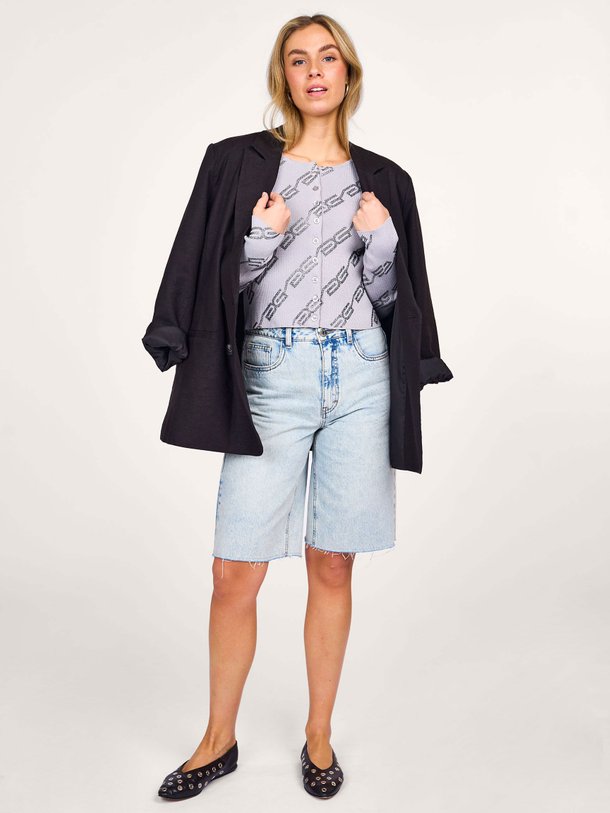 Ontdek de Saya viscosemix vest met strass van Gestuz in de kleur lichtgrijs bij Orangebag. Op werkdagen voor 21:45 besteld, morgen in huis.