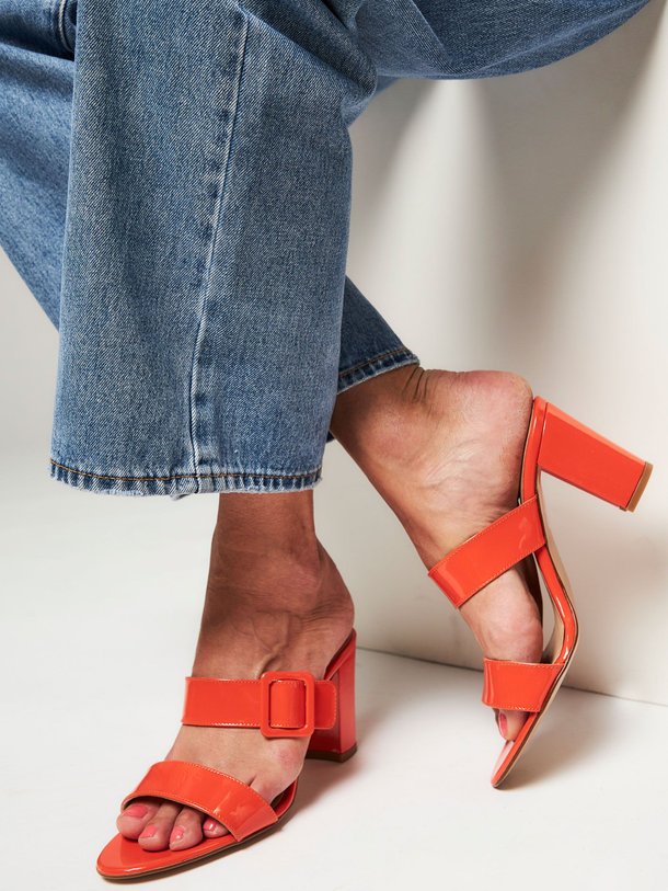Ontdek de Emma laklederen muiltjes van Brown Dot. in de kleur oranje bij Orangebag. Op werkdagen voor 21:45 besteld, morgen in huis.