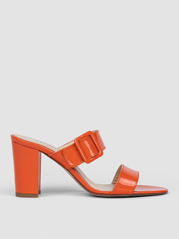 Ontdek de Emma laklederen muiltjes van Brown Dot. in de kleur oranje bij Orangebag. Op werkdagen voor 21:45 besteld, morgen in huis.