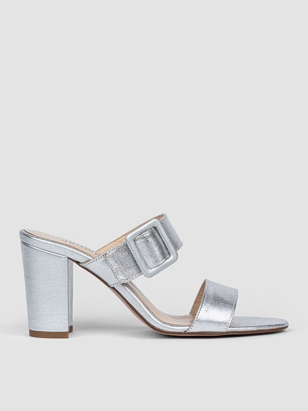 Ontdek de Emma lederen metallic muiltjes van Brown Dot. in de kleur zilverkleur bij Orangebag. Op werkdagen voor 21:45 besteld, morgen in huis.