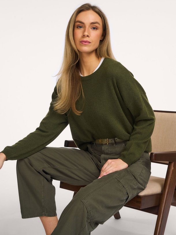 Ontdek de Kaira cashmere trui van Absolut Cashmere in de kleur Army bij Orangebag. Op werkdagen voor 21:45 besteld, morgen in huis.