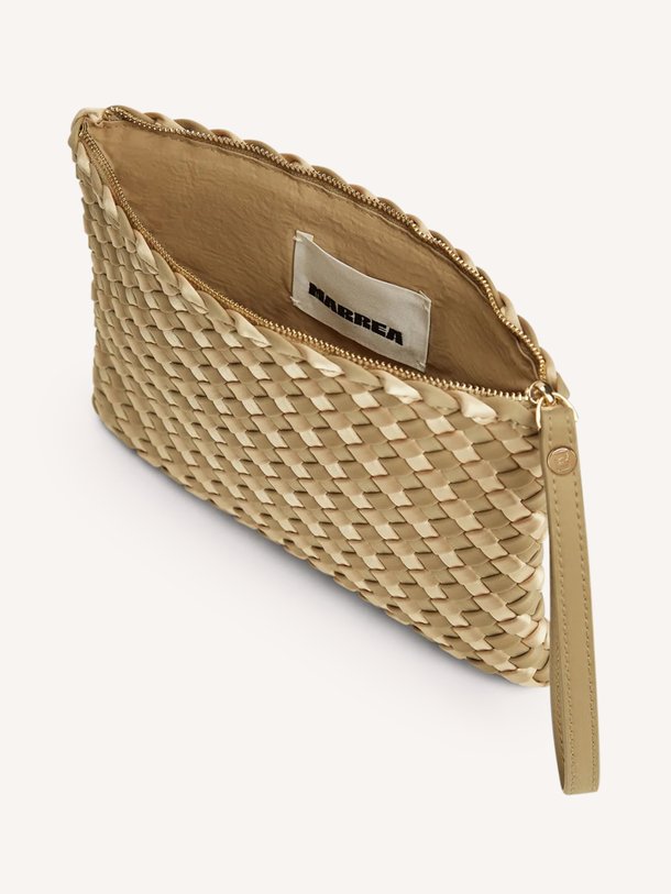 Ontdek de Gevlochten clutch van Marrea bij Orangebag. Op werkdagen voor 21:45 besteld, morgen in huis.
