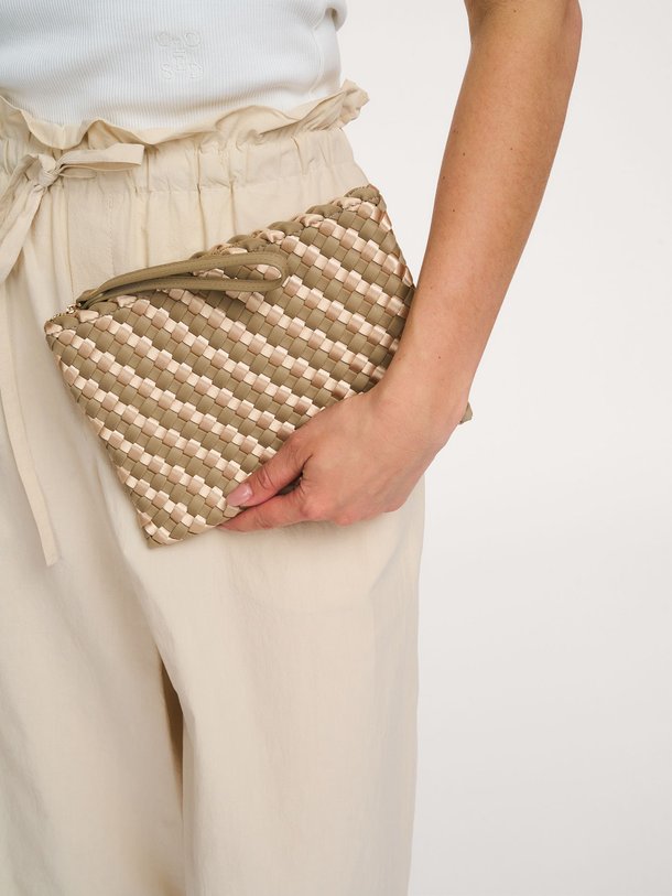 Ontdek de Gevlochten clutch van Marrea bij Orangebag. Op werkdagen voor 21:45 besteld, morgen in huis.