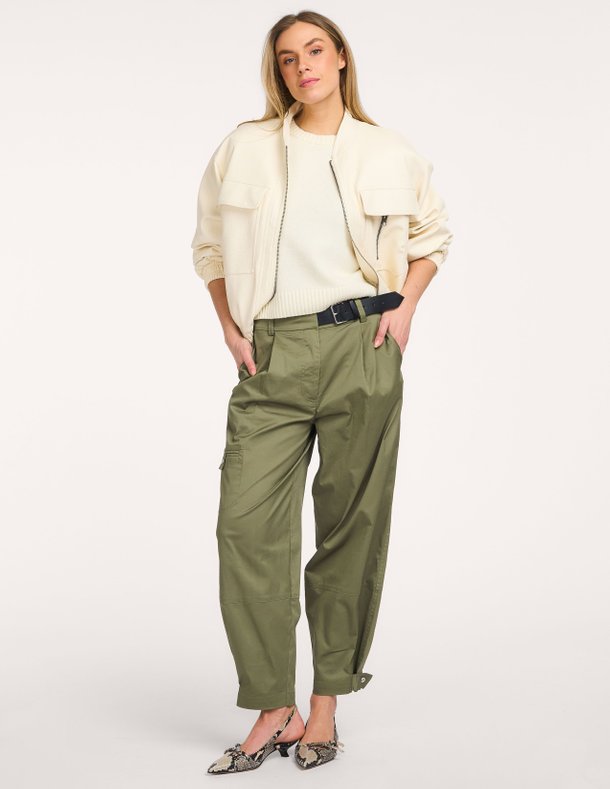 Ontdek de Gina katoenmix broek van Karen By Simonsen in de kleur Groen bij Orangebag. Op werkdagen voor 21:45 besteld, morgen in huis.