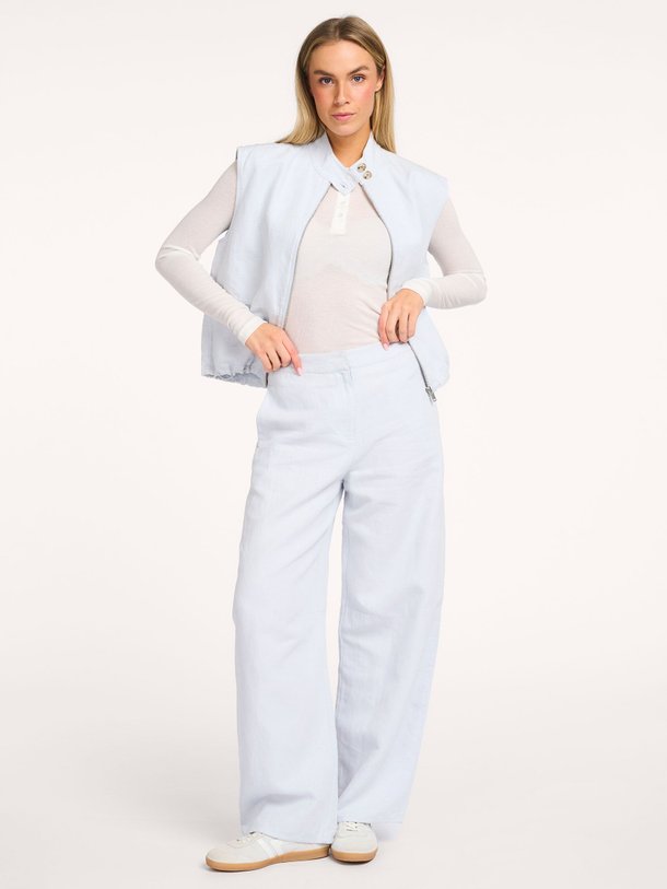 Ontdek de Saroko katoen/linnenmix barrel fit broek van Samsoe Samsoe in de kleur Lichtblauw bij Orangebag. Op werkdagen voor 21:45 besteld, morgen in huis.