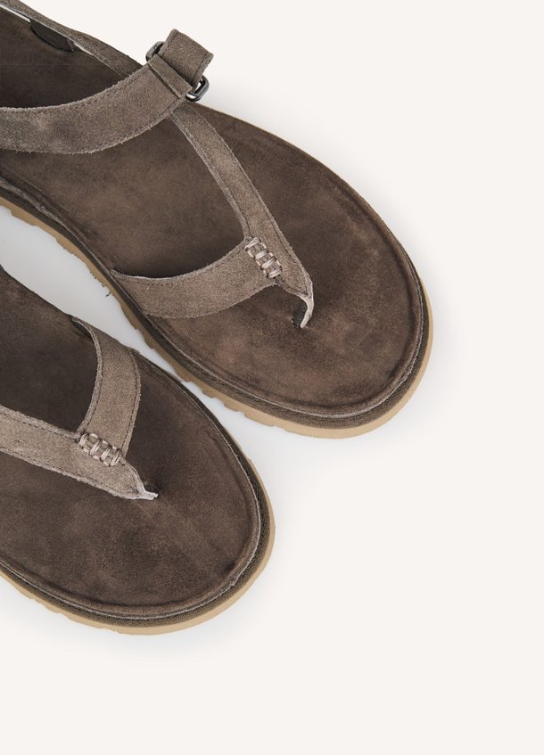 Ontdek de Goldengaze suède sandalen van Ugg in de kleur Donkerbruin bij Orangebag. Op werkdagen voor 21:45 besteld, morgen in huis.