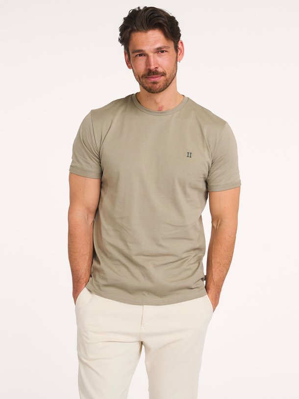 Ontdek de Norregaard organic cotton T-shirt van Les Deux in de kleur Zand bij Orangebag. Op werkdagen voor 21:45 besteld, morgen in huis.