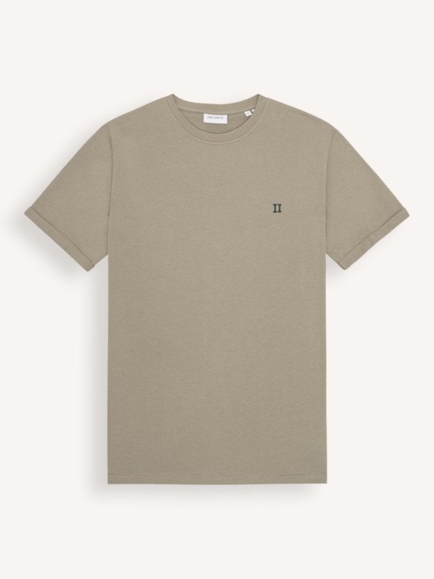 Ontdek de Norregaard organic cotton T-shirt van Les Deux in de kleur Zand bij Orangebag. Op werkdagen voor 21:45 besteld, morgen in huis.