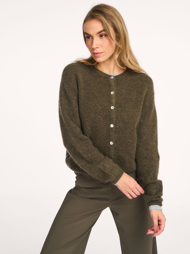 Ontdek de Bibi mohairmix vest van Studio Anneloes in de kleur army bij Orangebag. Op werkdagen voor 21:45 besteld, morgen in huis.