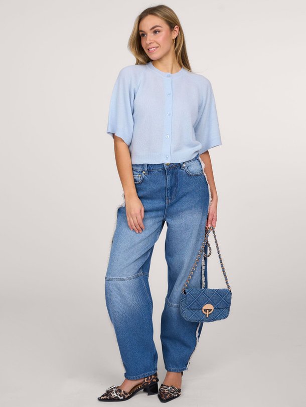 Ontdek de Mimosa alpacamix vest van Alchemist in de kleur lichtblauw bij Orangebag. Op werkdagen voor 21:45 besteld, morgen in huis.