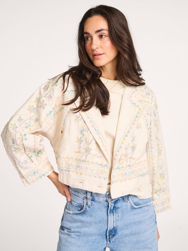 Ontdek de Alex katoenen jasje met borduursel van Antik Batik in de kleur crème bij Orangebag. Op werkdagen voor 21:45 besteld, morgen in huis.