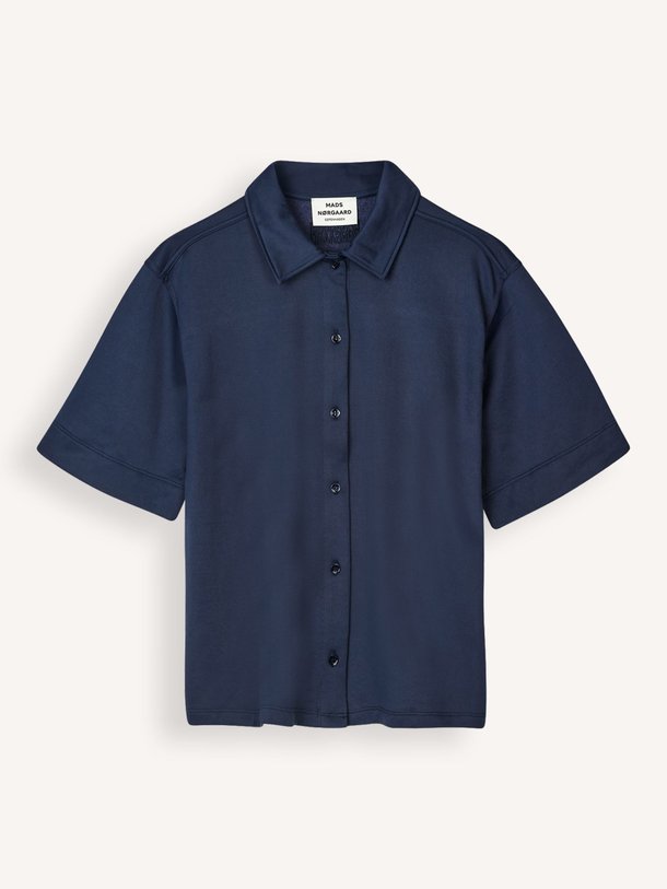 Ontdek de Hazel jersey blouse van Mads Norgaard in de kleur donkerblauw bij Orangebag. Op werkdagen voor 21:45 besteld, morgen in huis.