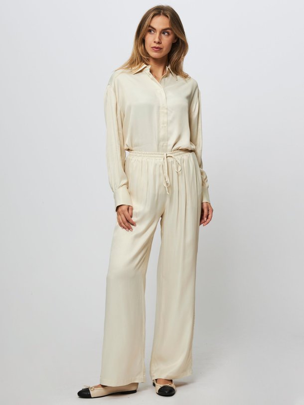 Ontdek de Sammy viscose wide leg broek van Alchemist in de kleur champagne bij Orangebag. Op werkdagen voor 21:45 besteld, morgen in huis.