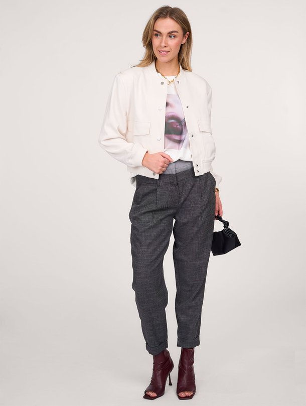 Ontdek de Tailor viscosemix bomber jack van Copenhagen Muse in de kleur off-white bij Orangebag. Op werkdagen voor 21:45 besteld, morgen in huis.