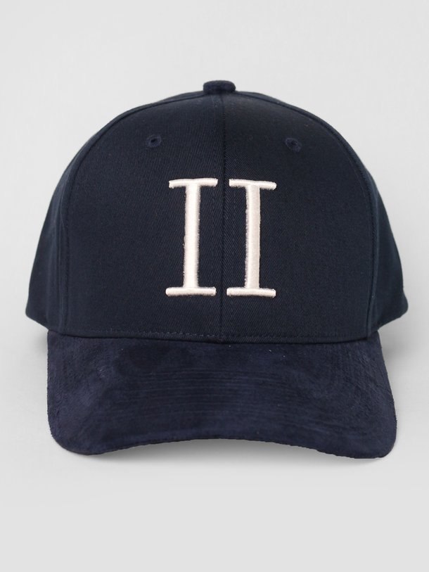 Ontdek de Katoenmix suedé pet van Les Deux in de kleur donkerblauw bij Orangebag. Op werkdagen voor 21:45 besteld, morgen in huis.