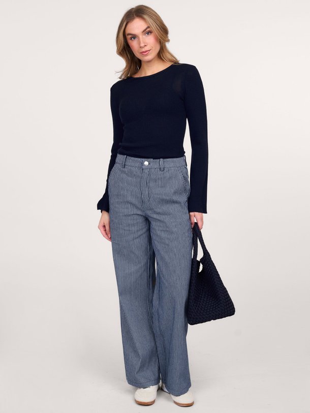 Ontdek de Magdalena high waist wide leg gestreepte jeans van Modstrom in de kleur donkerblauw bij Orangebag. Op werkdagen voor 21:45 besteld, morgen in huis.