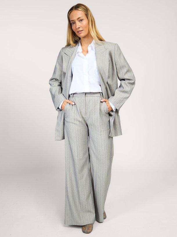 Ontdek de Eileen viscosemix pantalon met strass van Munthe in de kleur grijs bij Orangebag. Op werkdagen voor 21:45 besteld, morgen in huis.