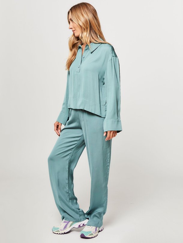 Ontdek de Rybie viscose glanzende palazzo van Ruby Tuesday in de kleur blauwgroen bij Orangebag. Op werkdagen voor 21:45 besteld, morgen in huis.