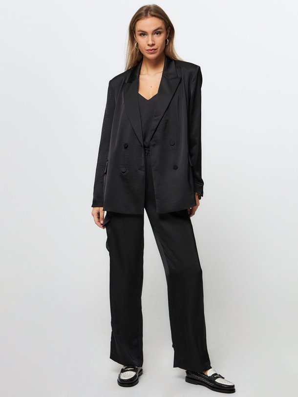 Ontdek de Sevigny geweven blazer van Dante 6 in de kleur zwart bij Orangebag. Op werkdagen voor 21:45 besteld, morgen in huis.