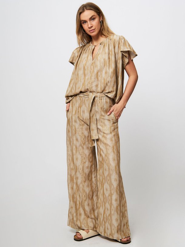 Ontdek de Laurie viscosemix broek met ikat dessin van Louizon in de kleur goudkleur bij Orangebag. Op werkdagen voor 21:45 besteld, morgen in huis.