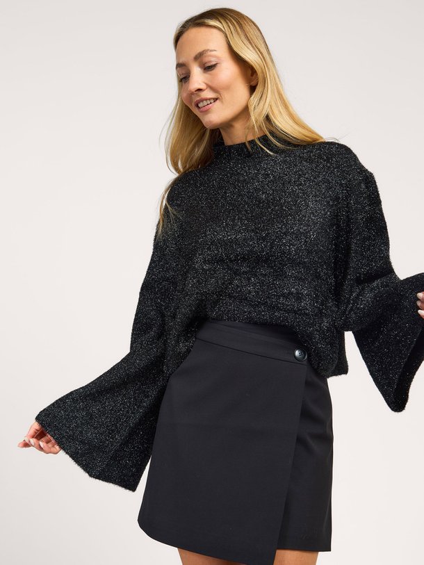 Ontdek de Flina lurex trui van Gestuz in de kleur zwart bij Orangebag. Op werkdagen voor 21:45 besteld, morgen in huis.