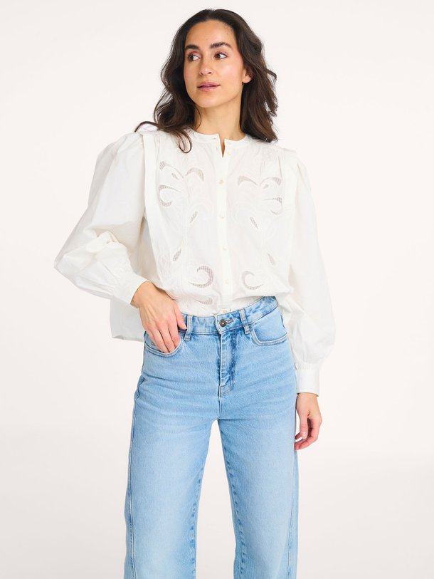 Ontdek de Soof organic cotton blouse met borduursel van By-Bar in de kleur Off-white bij Orangebag. Op werkdagen voor 21:45 besteld, morgen in huis.