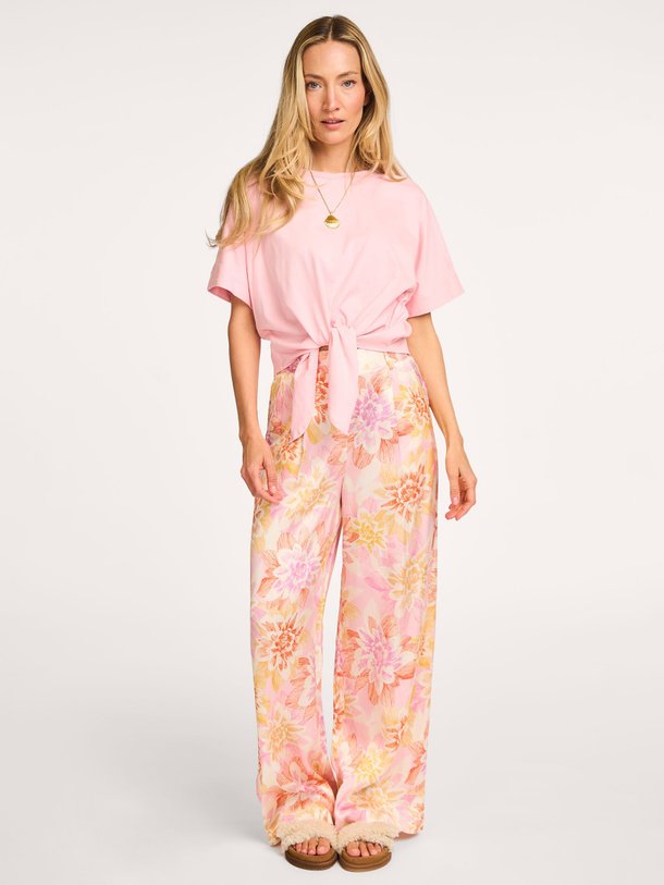 Ontdek de Philo viscose wide leg broek met print van Frnch in de kleur lichtroze bij Orangebag. Op werkdagen voor 21:45 besteld, morgen in huis.