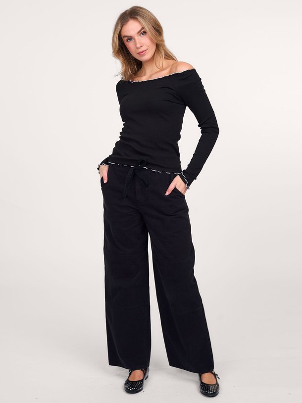 Ontdek de Magdalone Organic cotton off shoulder rib top van Modstrom in de kleur zwart bij Orangebag. Op werkdagen voor 21:45 besteld, morgen in huis.